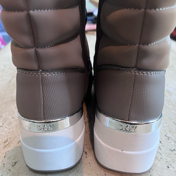 DKNY Womens Perla Wedge Sneaker Boot  Size 10M MSRP 200.00 Ash Color - Picture 6 of 8